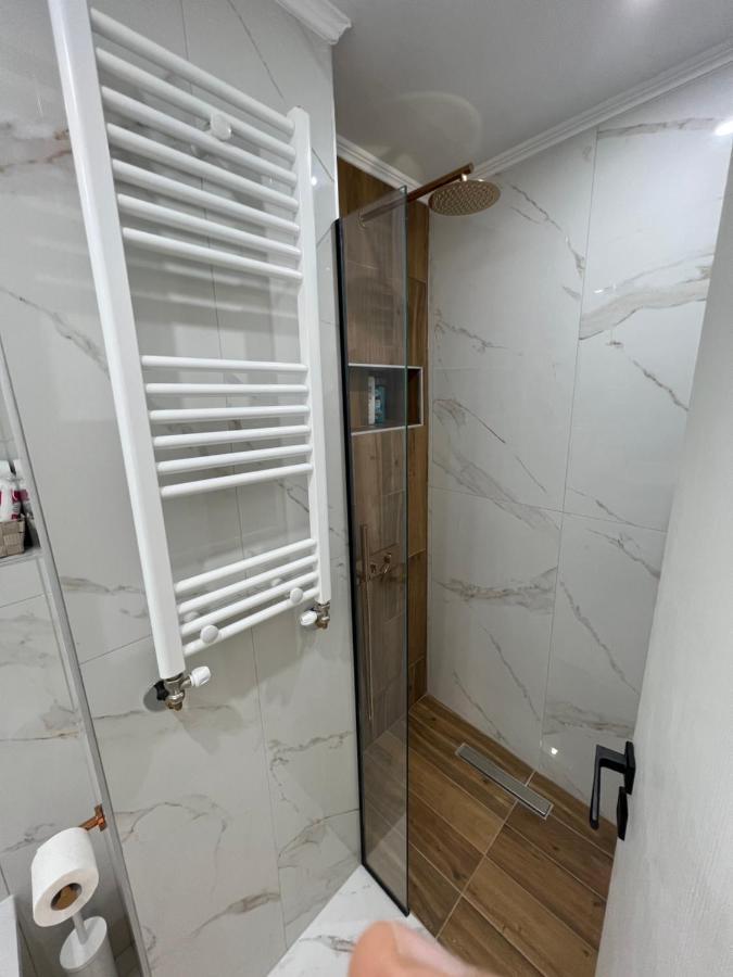 Modern 1-Bedroom Apartment In The City Center Tesalonika Bagian luar foto